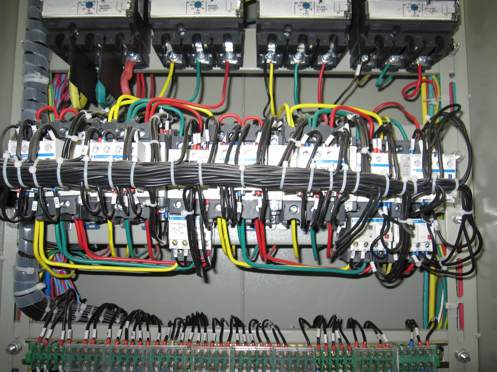 Electrical control cabinet wiring detail